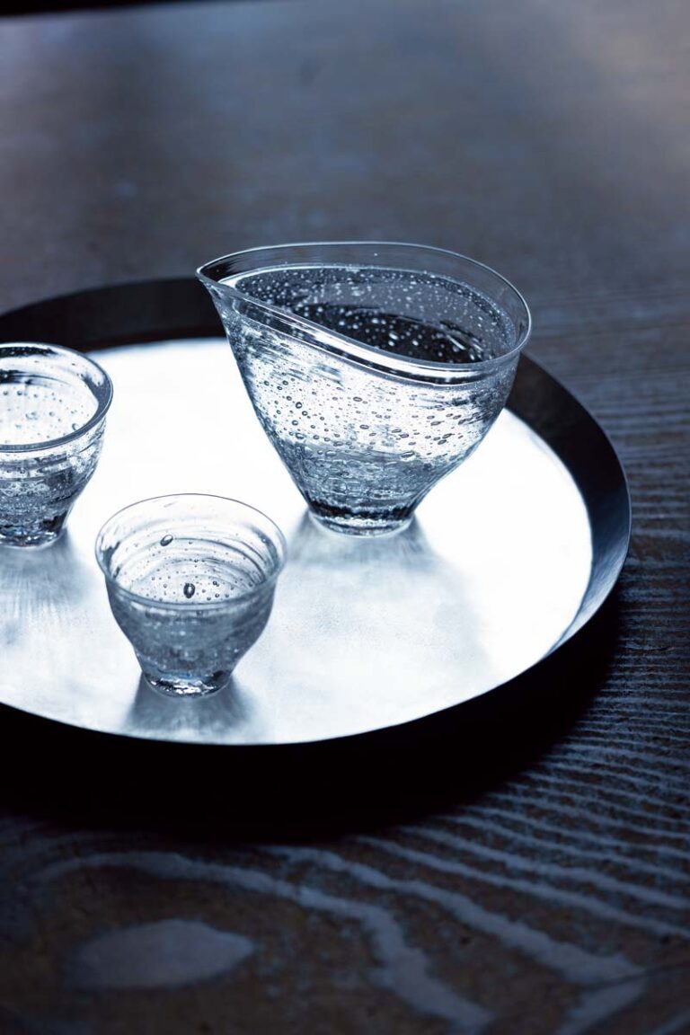 茶海 W11×D6.5×H10㎝ 9,900円、茶杯 各φ7.5×H7㎝ 4,290円。（φ＝直径、W＝幅、D＝奥行き、H＝高さ。手作りのためサイズは作品によって若干異なります）