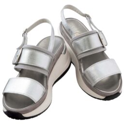 サンダル〔H6.5㎝〕¥36,300／銀座ヨシノヤ