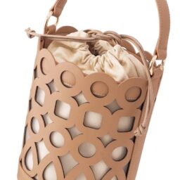 バッグ〔H22.5×W18.5×D15㎝、ストラップつき〕¥13,200／アルテミス by ダイアナ（アルテミス by ダイアナ アーバンドックららぽーと豊洲店）