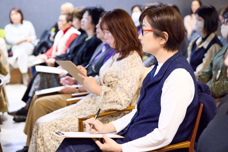 皆さんたくさんメモを取っています
