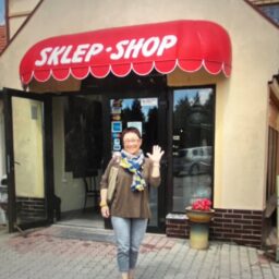 ポーリッシュポタリーのお店の前にて