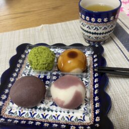 和菓子を盛りつけたポーリッシュポタリー