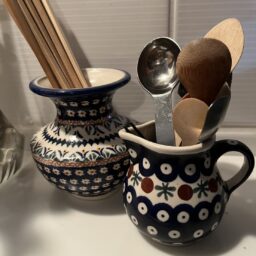 菜箸などを収納しているポーリッシュポタリー