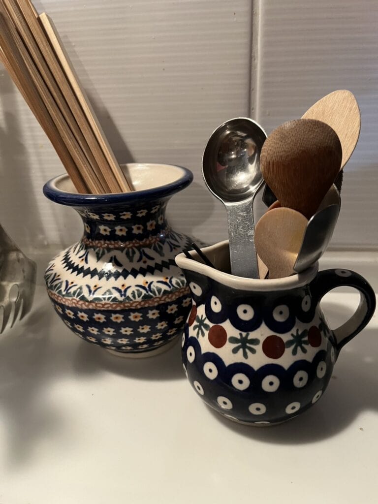 菜箸などを収納しているポーリッシュポタリー