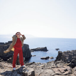 高いところもへっちゃらの山本さん。眺めのよさに思わず「気持ちいい！」。