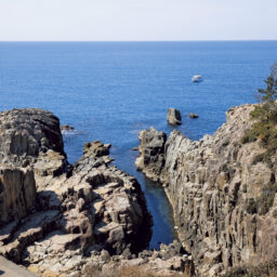 海にせり出す断崖絶壁は壮観。観光遊覧船で、海上から岩肌を見上げるのも一興です。