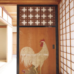 東向きの間の板戸には、朝に鳴く鶏が描かれています。
