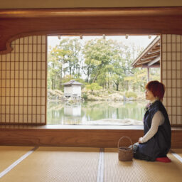 屋敷の見どころである御月見ノ間（おつきみのま）。座敷からの景色はすべて座って眺める前提で作られていると聞き、山本さんも座って。