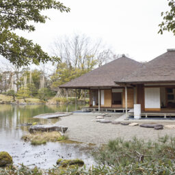 池に浮かぶように建てられた屋敷。美しく配された飛び石にも注目。