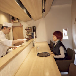 越前和紙など、伝統工芸品を生かした和の空間に和みます。※料理の素材や内容は日によって変わります