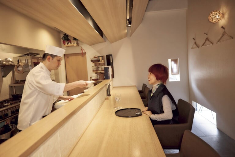 越前和紙など、伝統工芸品を生かした和の空間に和みます。※料理の素材や内容は日によって変わります