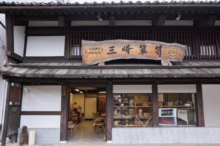 店のある「タンス町」はノスタルジックな町並みで散策にもおすすめです。