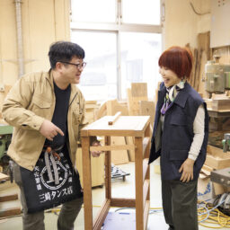 工房で「ほぞ継ぎ」の技を見学。