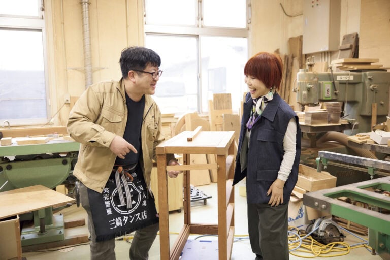 工房で「ほぞ継ぎ」の技を見学。