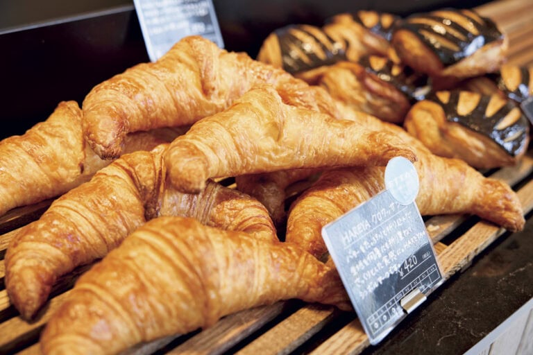 敷地内にあるパン屋「ハレヤ」の名物クロワッサン¥420。