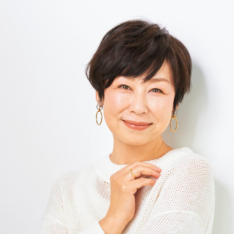 【60代メイク】ティッシュペーパーで油分を押さえる「だけ」で崩れにくくなる!崩れを防ぐ超簡単テクを山本浩未さんが伝授!