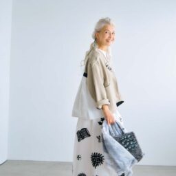 甘くなりがちな花柄スカートも白×黒ならモードで新鮮！