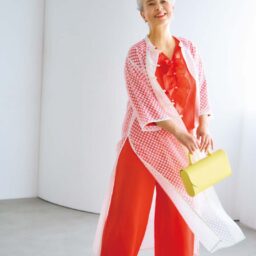 実は合わせるものを選ばない流行の透け感ドット柄ロングシャツ