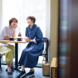 レギンス¥5,500／タビオレッグラボ（タビオ）、ネックレス¥8,400、バングル¥14,300／ともにアビステ 【香織】ニット¥18,700／ソーノ（ミラク）、パンツ¥19,800／シップス プライマリー ネイビー レーベル（シップス インフォメーションセンター）、バッグ¥49,500／ア ヴァケーション（ノーベルバ）、パンプス¥74,800／ペリーコ（アマン）、ピアス¥22,000／アダワットトゥアレグ（ザ エディット ストア）、バングル ¥26,400／フィリアム（フォーティーン ショールーム）