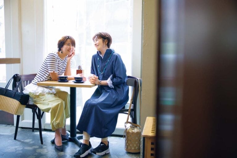 レギンス¥5,500／タビオレッグラボ（タビオ）、ネックレス¥8,400、バングル¥14,300／ともにアビステ 【香織】ニット¥18,700／ソーノ（ミラク）、パンツ¥19,800／シップス プライマリー ネイビー レーベル（シップス インフォメーションセンター）、バッグ¥49,500／ア ヴァケーション（ノーベルバ）、パンプス¥74,800／ペリーコ（アマン）、ピアス¥22,000／アダワットトゥアレグ（ザ エディット ストア）、バングル ¥26,400／フィリアム（フォーティーン ショールーム）