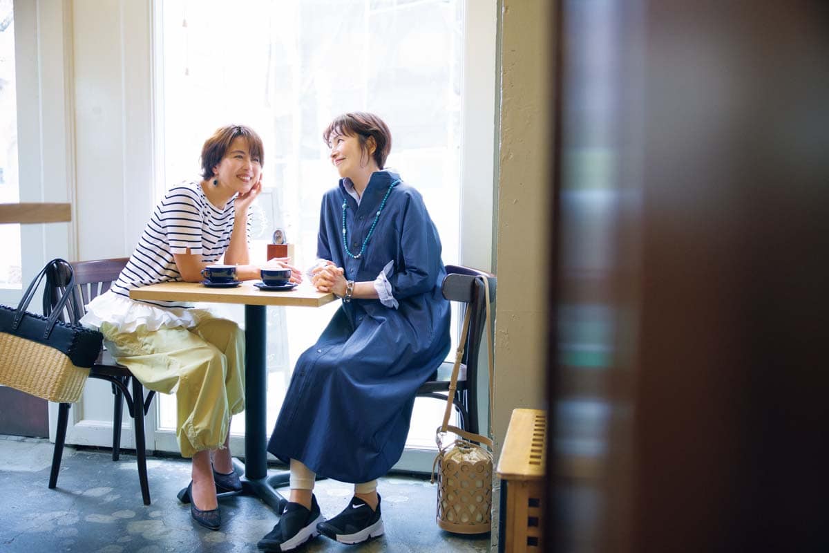 レギンス¥5,500／タビオレッグラボ（タビオ）、ネックレス¥8,400、バングル¥14,300／ともにアビステ 【香織】ニット¥18,700／ソーノ（ミラク）、パンツ¥19,800／シップス プライマリー ネイビー レーベル（シップス インフォメーションセンター）、バッグ¥49,500／ア ヴァケーション（ノーベルバ）、パンプス¥74,800／ペリーコ（アマン）、ピアス¥22,000／アダワットトゥアレグ（ザ エディット ストア）、バングル ¥26,400／フィリアム（フォーティーン ショールーム）