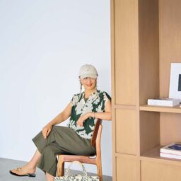 柄ブラウス（一部店舗及びオンラインストアのみで販売）¥5,990／コントワー・デ・コトニエ、オールインワン¥4,990／ユニクロ（ともにユニクロ）、キャップ¥6,600／ル シェルド ハリス（金万）、ブレスレット¥30,800／サスキア ディーズ（ル フィル ニュウマン新宿店）、バッグ¥26,400／マニプリ、靴¥24,200／ラオコンテ、メガネ¥26,400／ブリース（ともにフラッパーズ）