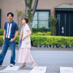 ストール¥15, 400／マニプリ、バングル¥36,300／アダワットトゥアレグ（ザ エディット ストア）【慎一】ニット¥6,990、デニムパンツ¥7,990／ともにギャップ、スニーカー¥22,330／ナイキ スポーツウェア（ナイキ カスタマーサービス）