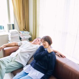 パリッとしたシャツときちんとニットに着替えて、気持ちを奮い立たせた素子さん。【雄三】シャツ¥6,990、パンツ¥9,990／ともにギャップ