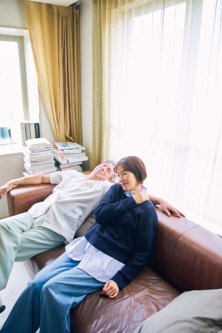 パリッとしたシャツときちんとニットに着替えて、気持ちを奮い立たせた素子さん。【雄三】シャツ¥6,990、パンツ¥9,990／ともにギャップ