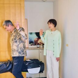 ネックレス¥30,800／ワンエーアールバイウノアエレ（ウノアエレ ジャパン）【雄三】ブルゾン¥21,450、パンツ¥8,030／ともにナイキ スポーツウェア（ナイキ カスタマーサービス）