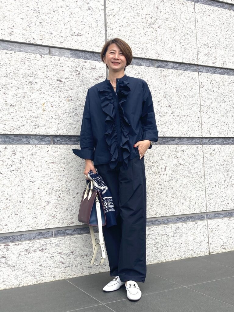 【第10位】【60代お手本スナップ】初夏は「エルメス」のホワイトシューズで軽やかに！ネイビーコーデを華やかにする着こなしや小物使いにも注目！