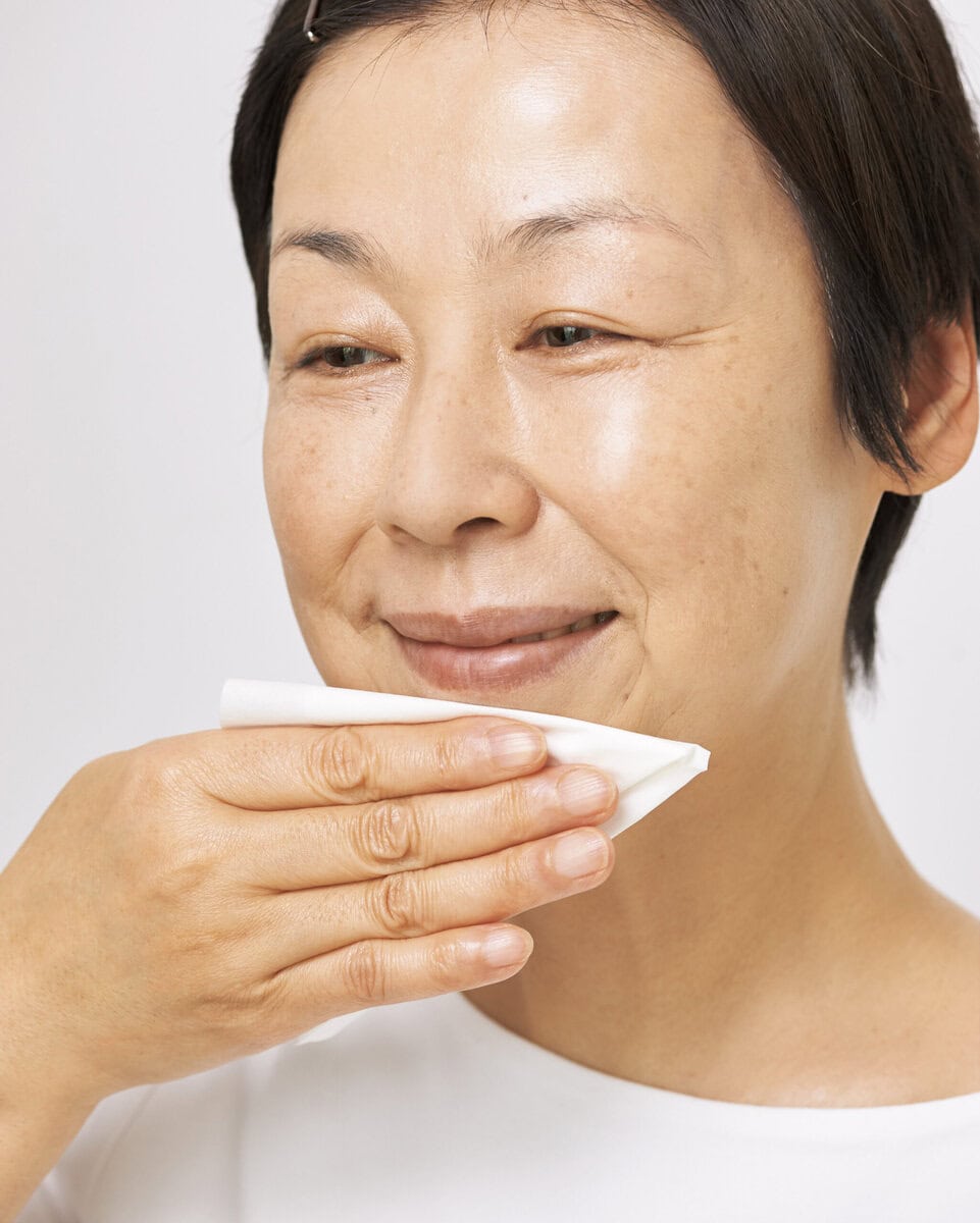 皮脂分泌の多い部分を細かく押さえる-3