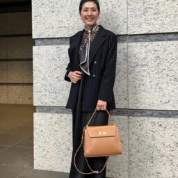黒を軽やかに着こなすには？異素材ミックス&挿し色使いで“重たい印象”を打破！