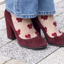 足元はジャンヴィト ロッシのラウンドトゥのヒールをセレクト。同じ色みの花柄の刺しゅう靴下をポイントに。