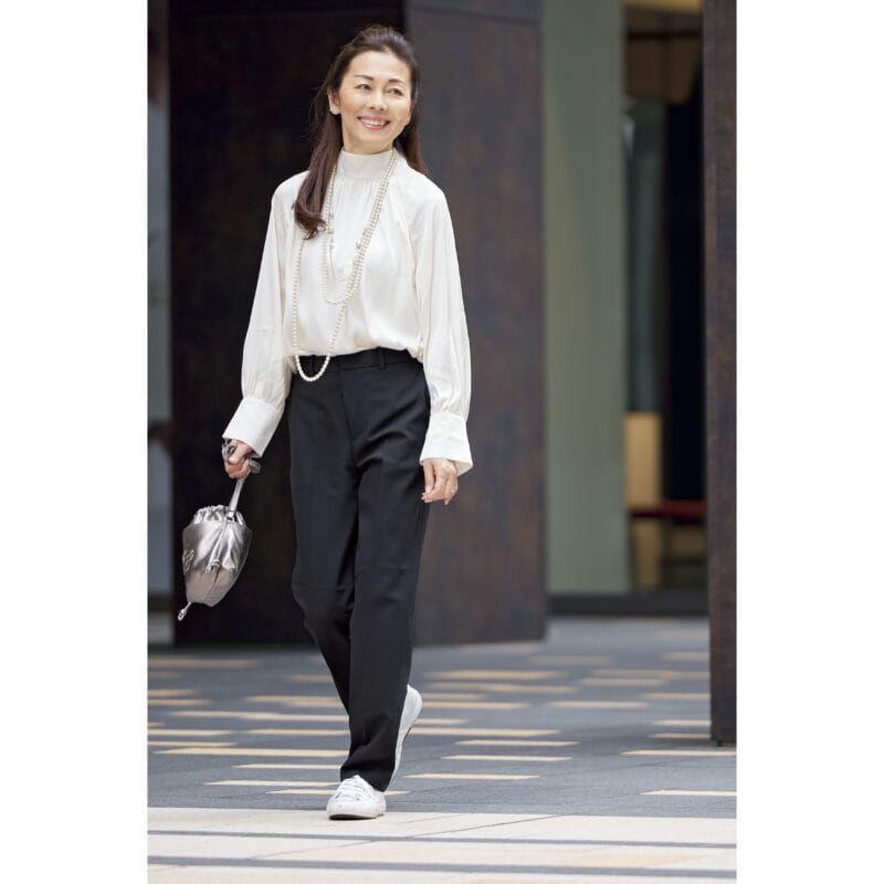 【60代のコスパ服】シルエットが絶妙！「ユニクロ」の感動パンツ＆「H&M」のブラウスなら品よくスタイルアップが叶う！