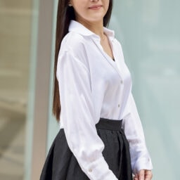 ザラのブラウスは、程よい透け感とボリュームのあるシルエットでやわらかい印象に。インナーは黒できりりと。