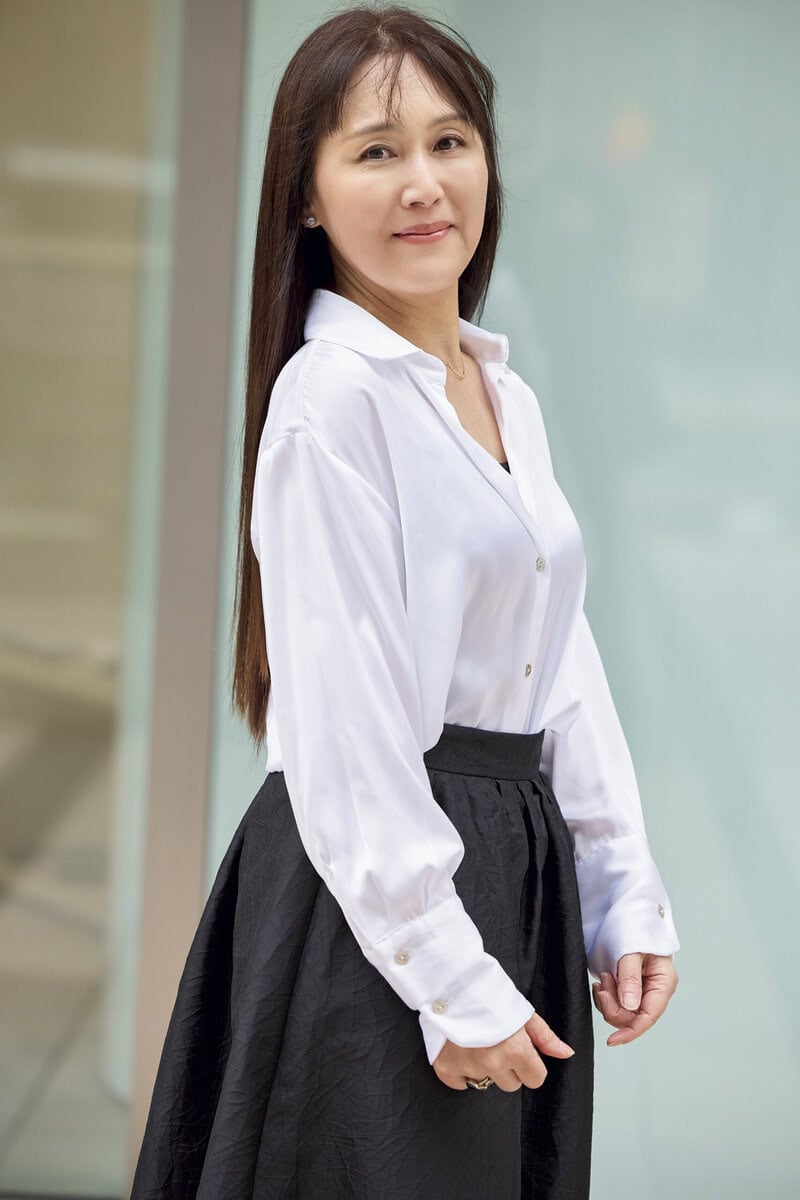 ザラのブラウスは、程よい透け感とボリュームのあるシルエットでやわらかい印象に。インナーは黒できりりと。