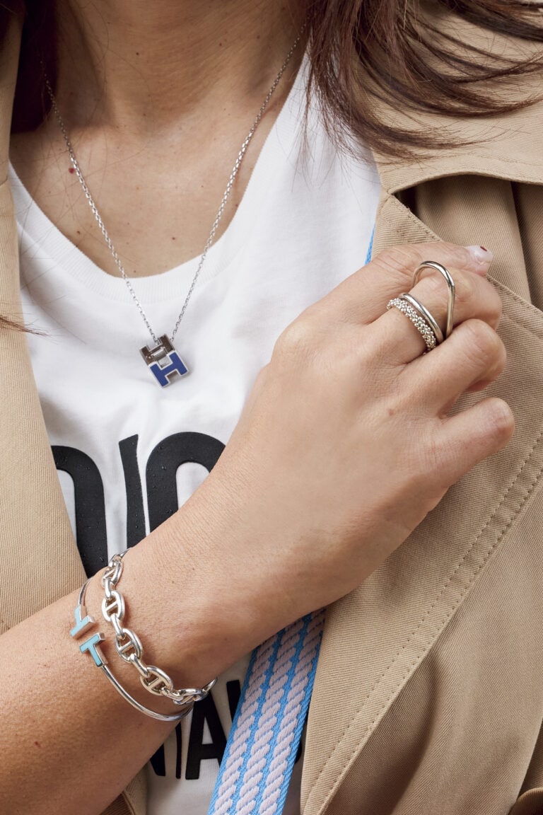 ホワイトゴールドで統一。ネックレスはエルメス。バングルはエルメスとティファニー。リングはエルメスとchieko6。