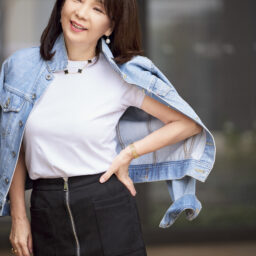 白Tシャツはユニクロ。とても優秀なので毎年購入しています」。1枚でもインナーとしても使えて便利。