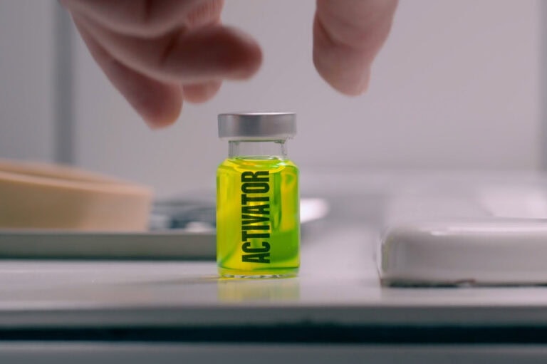 映画サブスタンスより薬品