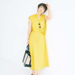 黄色ワンピース¥209,000／ファビアナフィリッピ（アオイ）、サングラス¥96,800／リンドバーグ（ケリング アイウエア ジャパン カスタマーサービス）、ピアス左耳¥23,100、右耳¥25,300／ともにヒロタカ（ヒロタカ ビームス 六本木ヒルズ）、左手バングル¥304,700／ソフィー ブハイ、リング¥82,500／ノアーク、右手チェーンブレスレット¥90,200／ソフィー ブハイ、右手バングル¥46,200／ノアーク（すべてエスケーパーズ アナザーワールド）、バッグ¥237,600、靴¥135,300／ともにトッズ（トッズ·ジャパン）