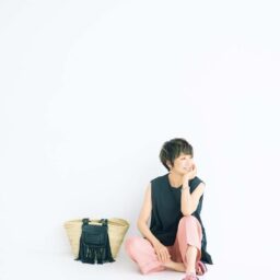 トップス¥14,300／マサコ テラニシ（アプレドゥマン）、パンツ¥61,600／ピーティートリノ（ピーティージャパン）、ピアス¥19,800、バングル¥19,800、小指リング¥9,900、人さし指リング¥11,000／すべてジュスティーヌ クランケ（ザ・ウォール ショールーム）、バッグ¥113,300、靴¥94,000／ともにピエール アルディ（ピエール アルディ 東京）