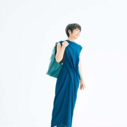 ワンピース¥101,200／ハルノブムラタ（ザ・ウォール ショールーム）、ピアス¥9,900、バングル¥19,800、リング¥22,000／すべてマナ ローザ ジュエル（マナ ローザ）、スカーフ¥15,400／イヌイ・エディション（アッシュ・ペー・フランス）、バッグ¥306,900、靴¥116,600／ともにトッズ（トッズ·ジャパン）