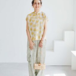 ブラウス¥67,100／バルバ ナポリ（コロネット）、パンツ¥84,700／ピーティートリノ（ピーティー ジャパン）、サングラス¥76,340／ハフマンス&ノイマイスター（コンティニュエ）、ピアス¥38,500、イヤーカフ¥18,700、バングル¥86,900、リング（右手）¥34,100、（左手）¥30,800／すべて リューク、バッグ¥140,800、シューズ¥103,400／ともにロド（メゾン・ディセット）
