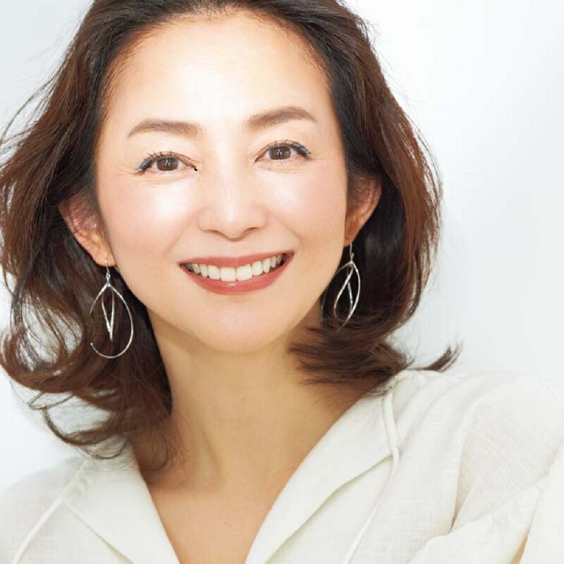  【60代メイク】山本浩未さん直伝！「色」を楽しみたいときはアイシャドウを目尻に「だけ」入れればいい！【山本浩未さんの「これだけ」メイク塾】