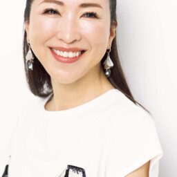トップス￥8,250／エルーラ（アダストリア カスタマーサービス）、イヤリング￥9,900／イットアトリエ（フォーティーン ショールーム）