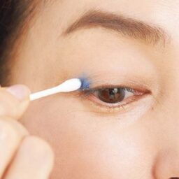 色をもう少し効かせたいときは、指ではなく、綿棒やチップの先端にアイシャドウをつける