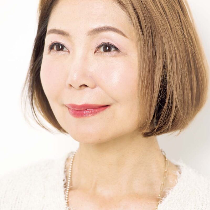 【60代のリップ悩み】「唇が薄い」人はどれくらいはみ出して描けばいい？自然にボリュームアップする方法とおすすめアイテムをチェック！【人気ヘアメイク・レイナさん直伝】