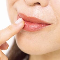Step【3】輪郭と肌の境目を薬指でなじませてよりラフな印象に