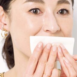 Step【2】リップメイク直前に保湿美容液をティッシュオフ
